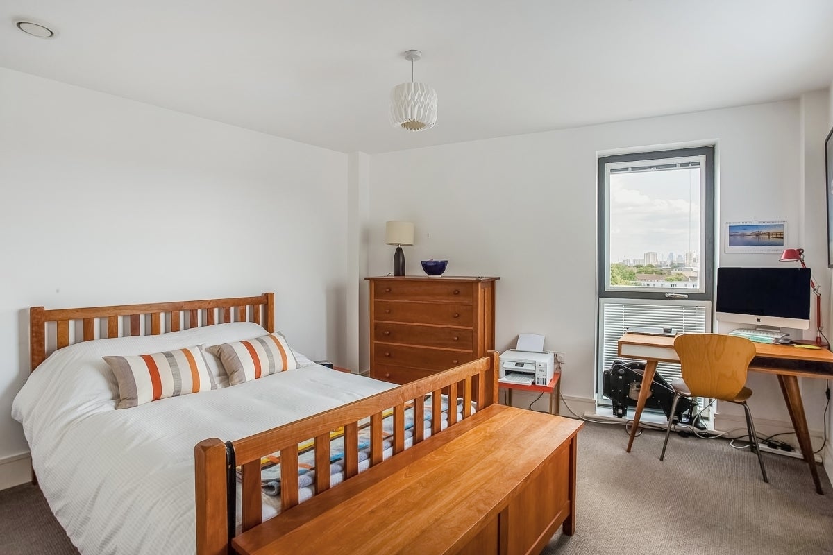 Flat Edgeley Lane in Greater London