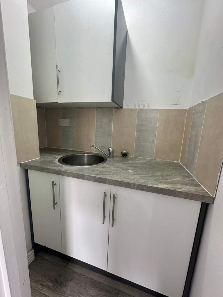 Flat Hazeldene Road in Greater London
