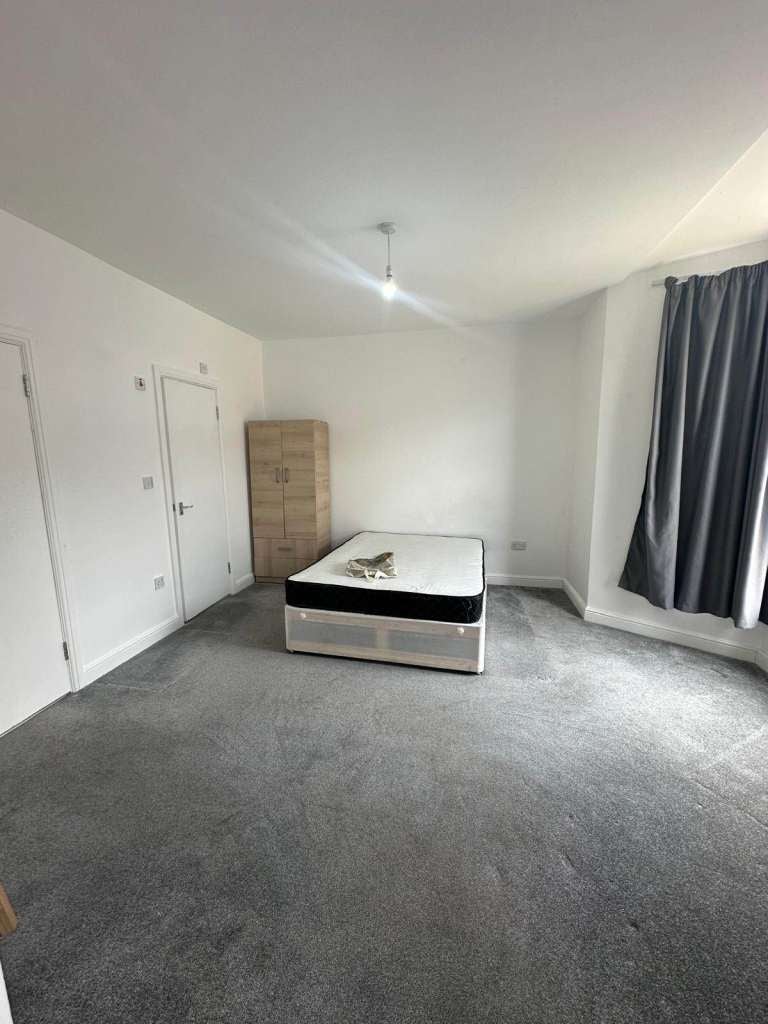 Flat Hazeldene Road in Greater London