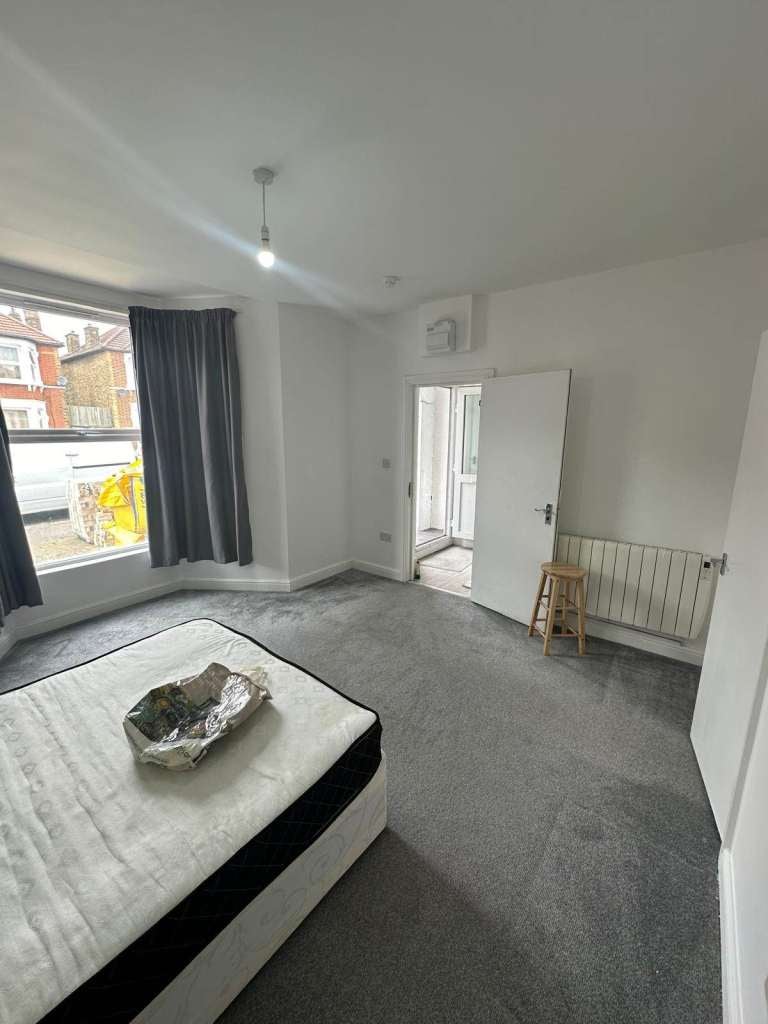 Flat Hazeldene Road in Greater London