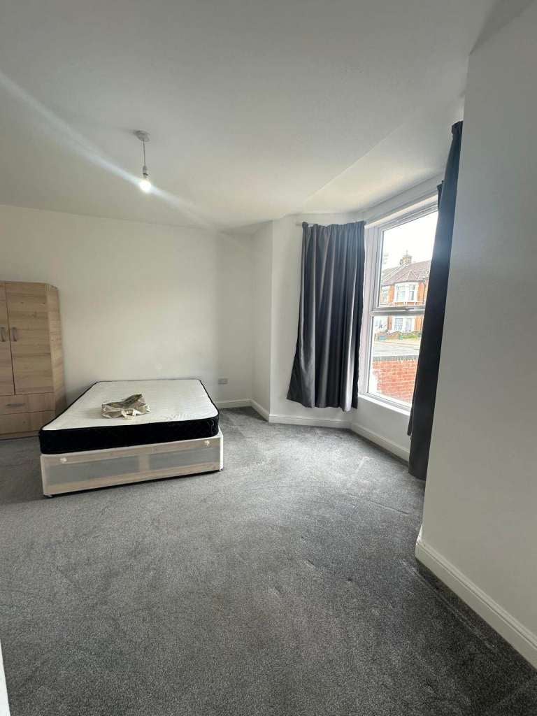 Flat Hazeldene Road in Greater London