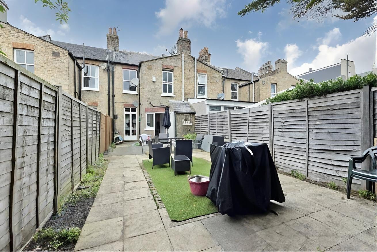 House Hotham Road in Greater London
