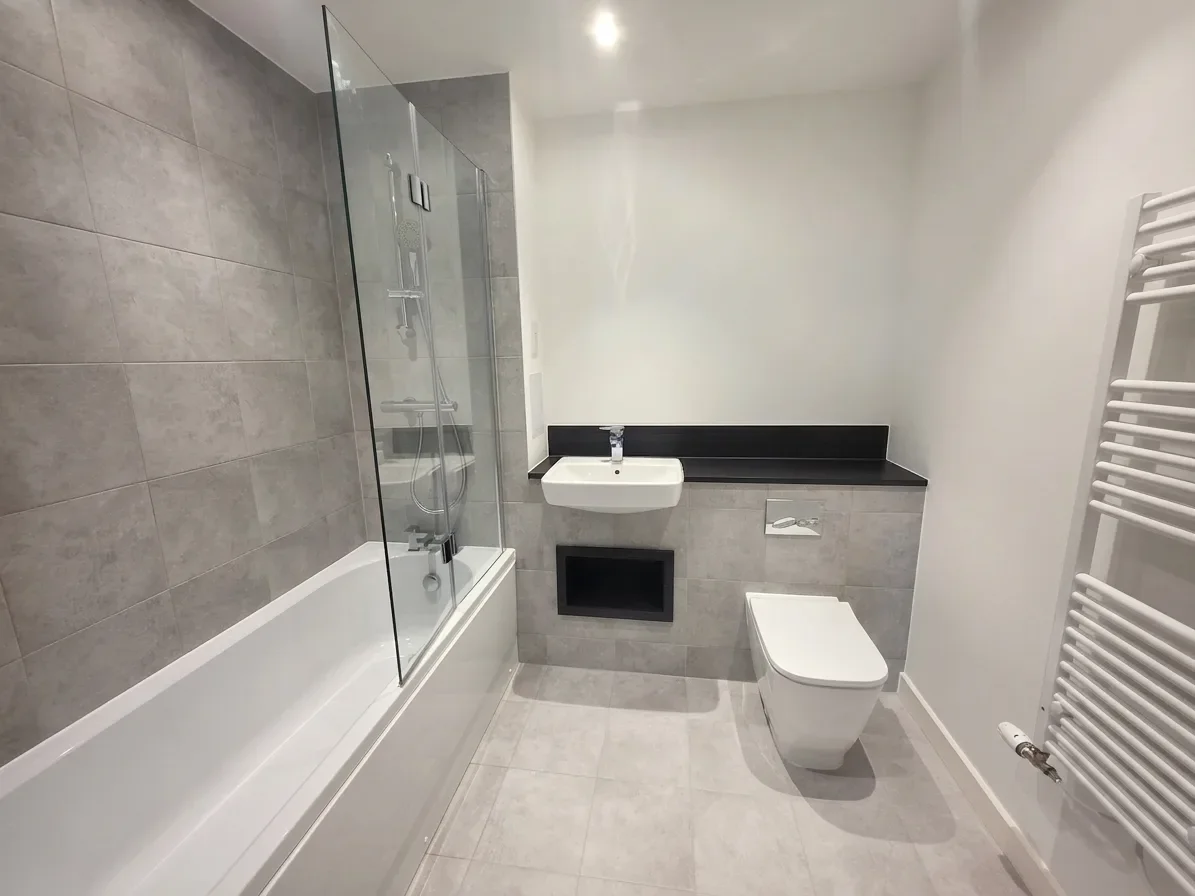 Flat Cornforth Lane in Greater London