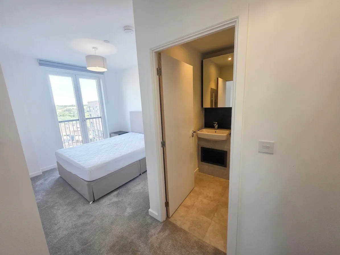 Flat Cornforth Lane in Greater London
