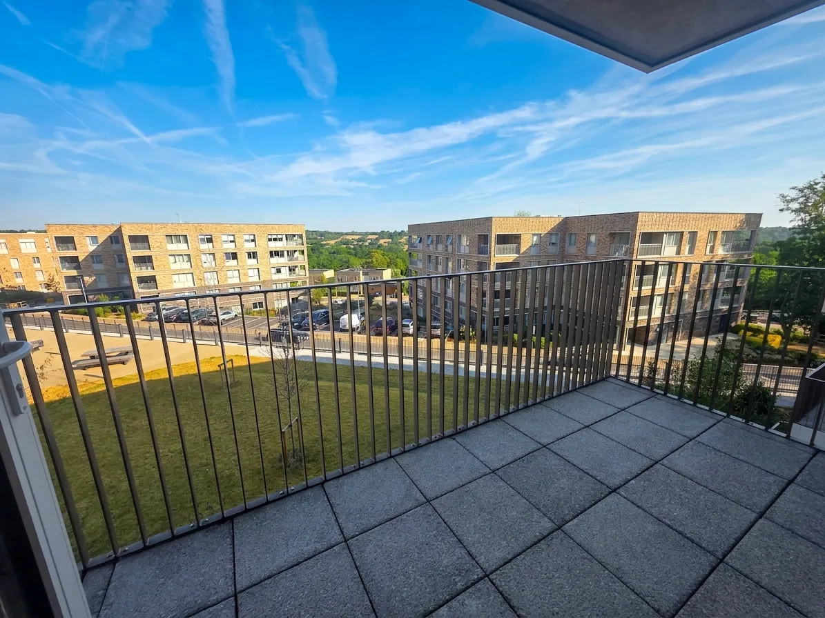 Flat Cornforth Lane in Greater London