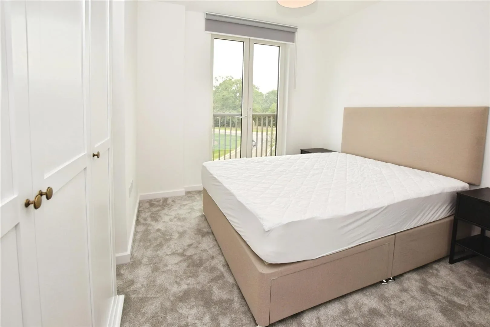 Flat Cornforth Lane in Greater London