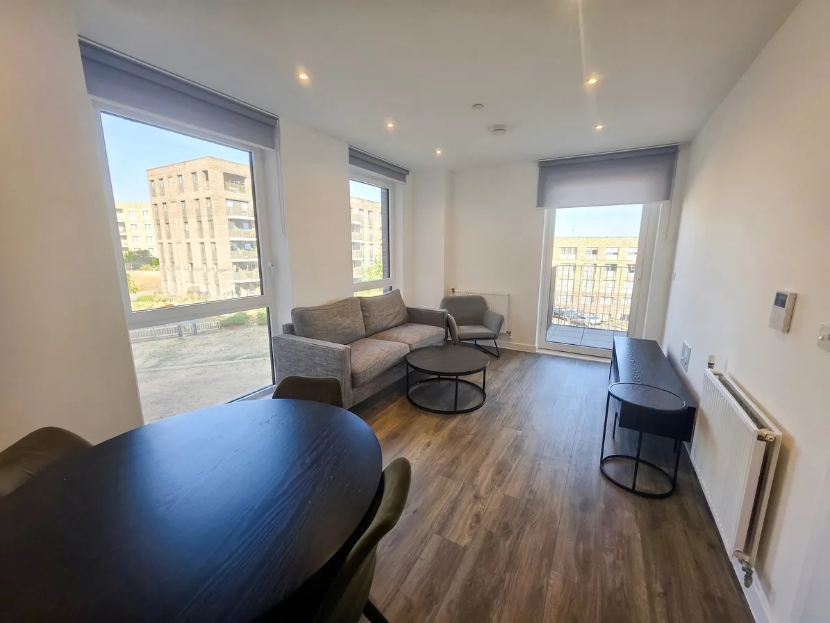 Flat Cornforth Lane in Greater London