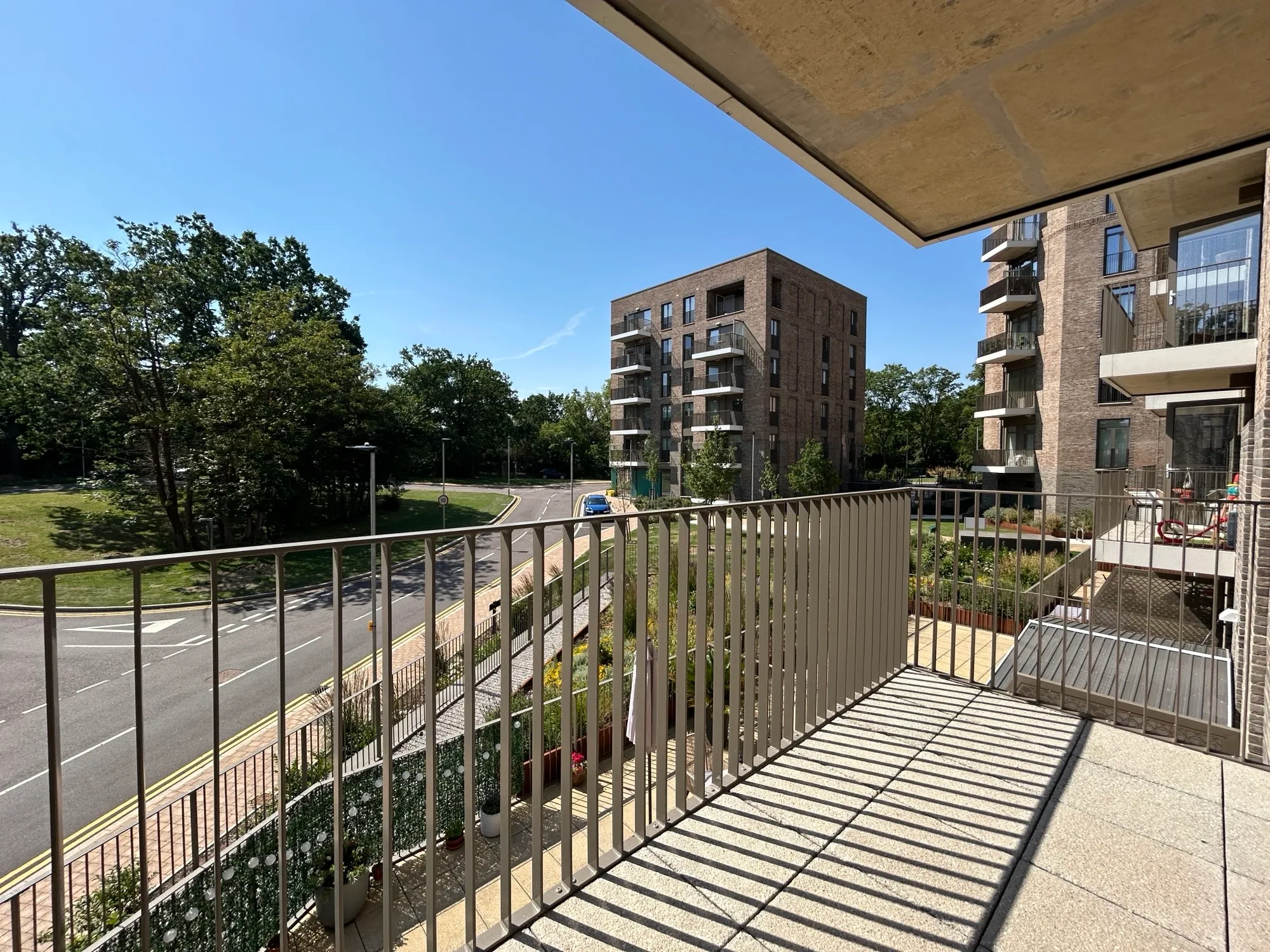 Flat Cornforth Lane in Greater London