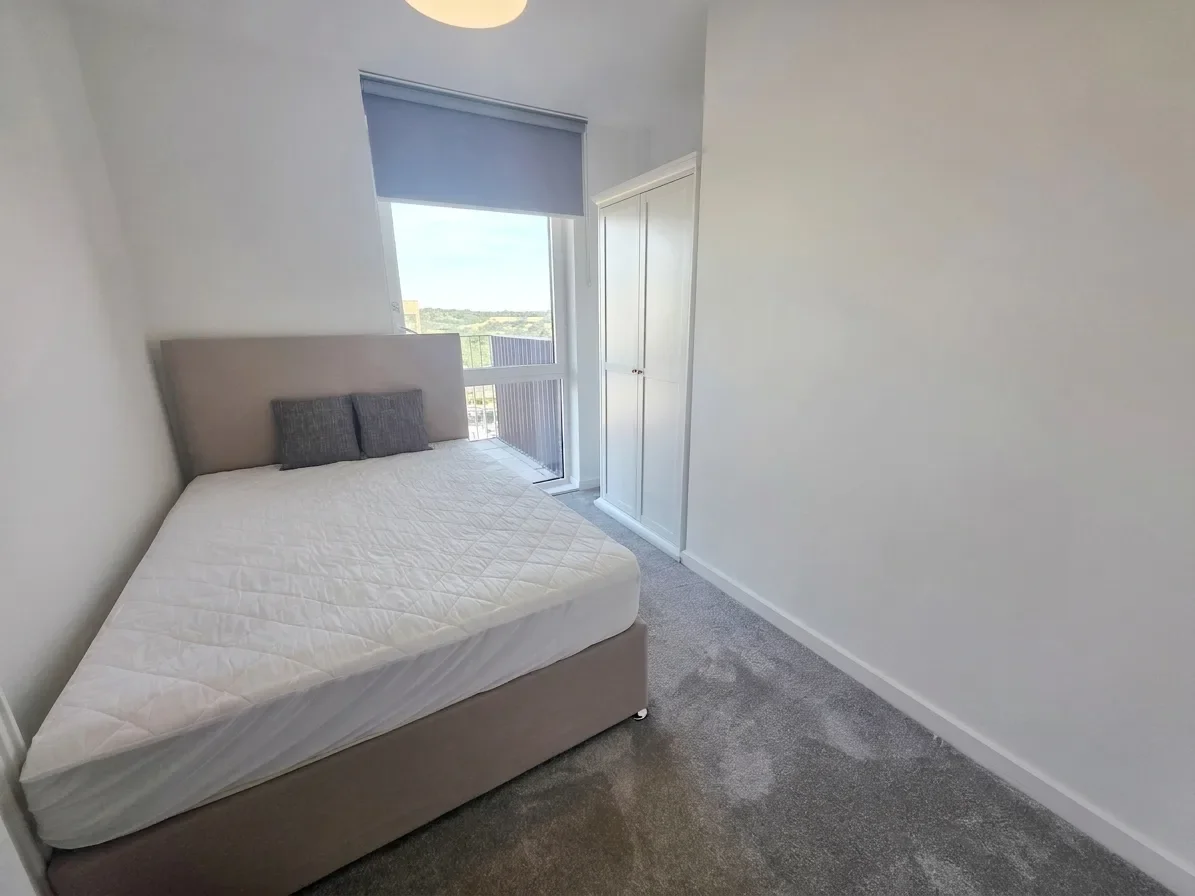 Flat Cornforth Lane in Greater London