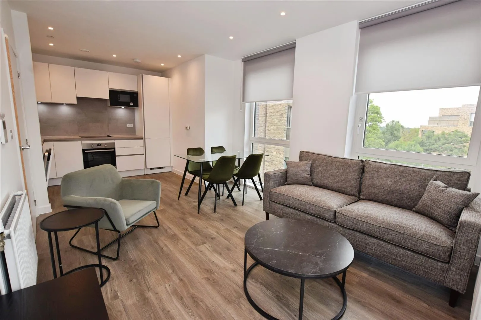 Flat Cornforth Lane in Greater London