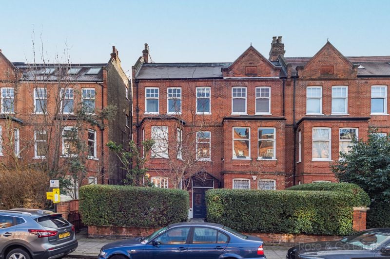 Flat Greencroft Gardens in Greater London