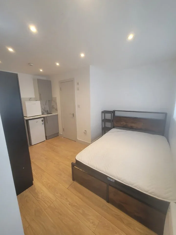 Room Coleridge Way in Greater London