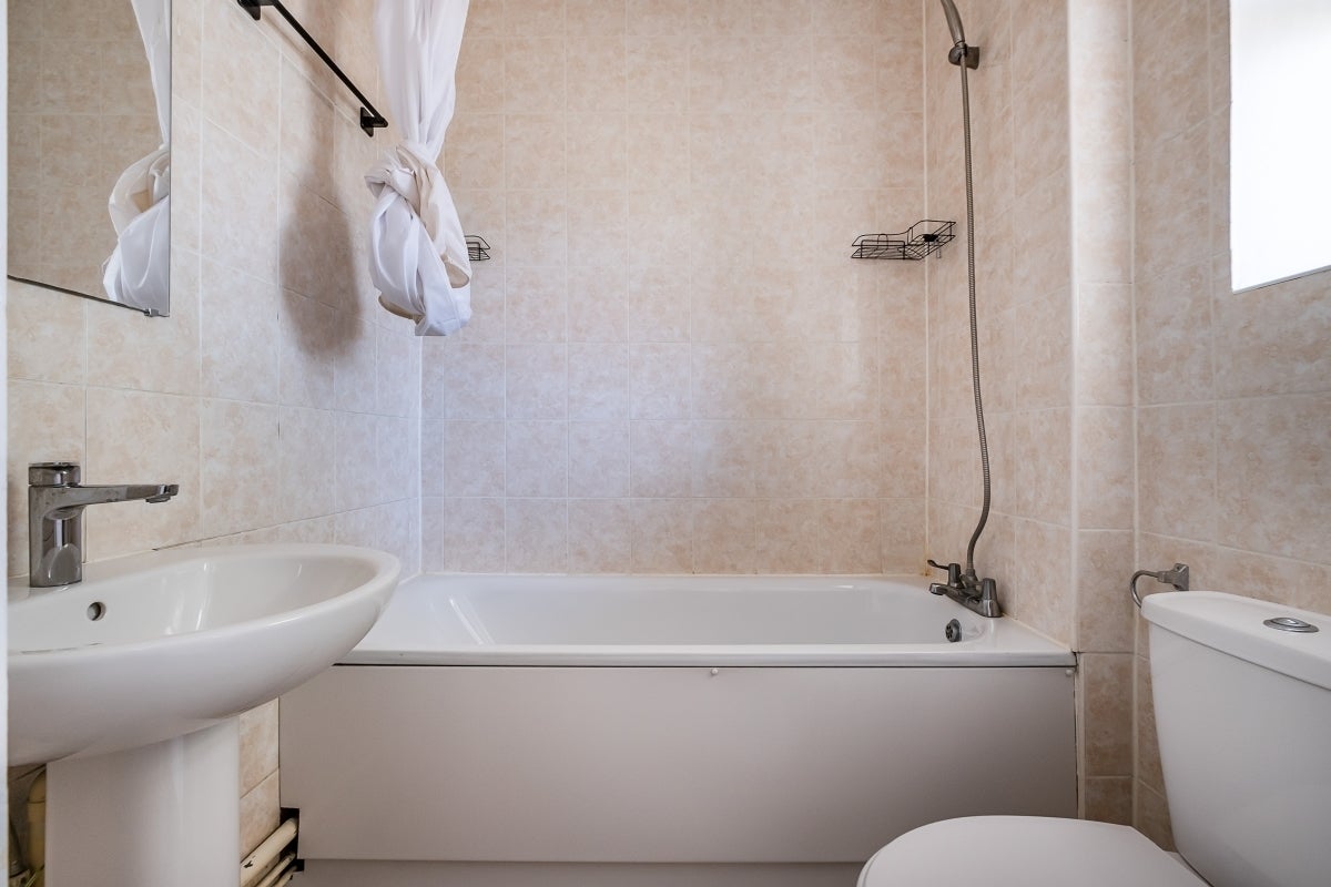 Flat Tenbury Court in Greater London