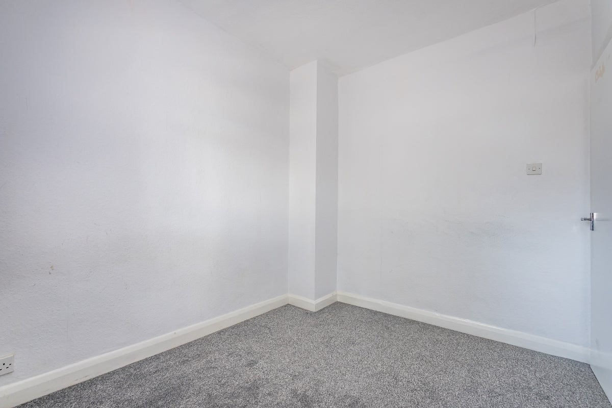 Flat Tenbury Court in Greater London