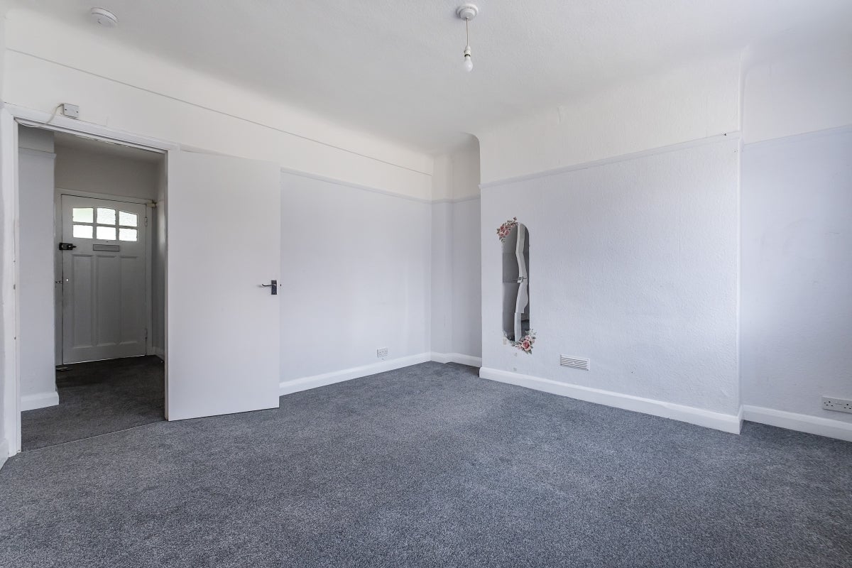 Flat Tenbury Court in Greater London