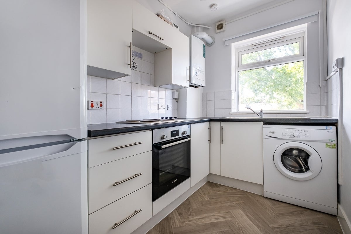 Flat Tenbury Court in Greater London
