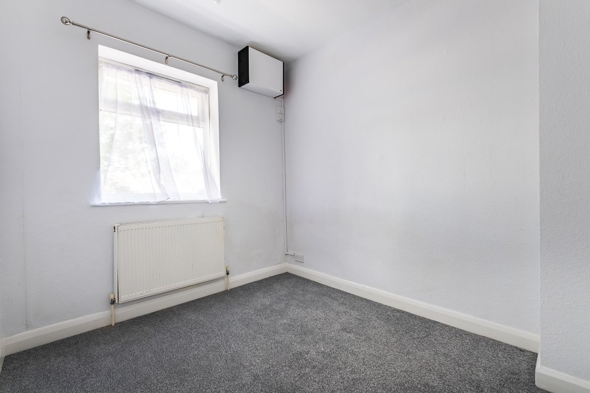 Flat Tenbury Court in Greater London