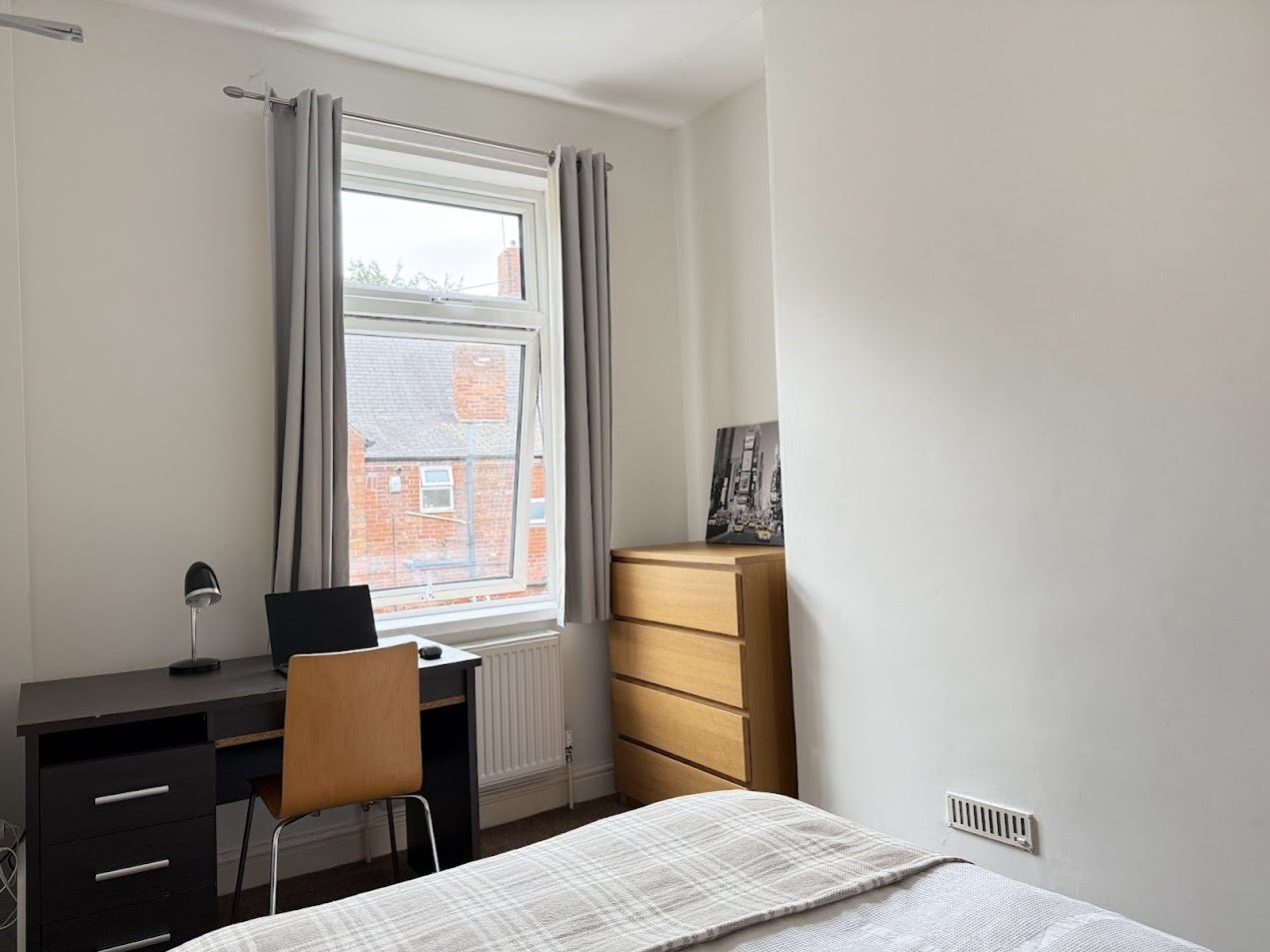 Room Tudor Grove in Nottingham
