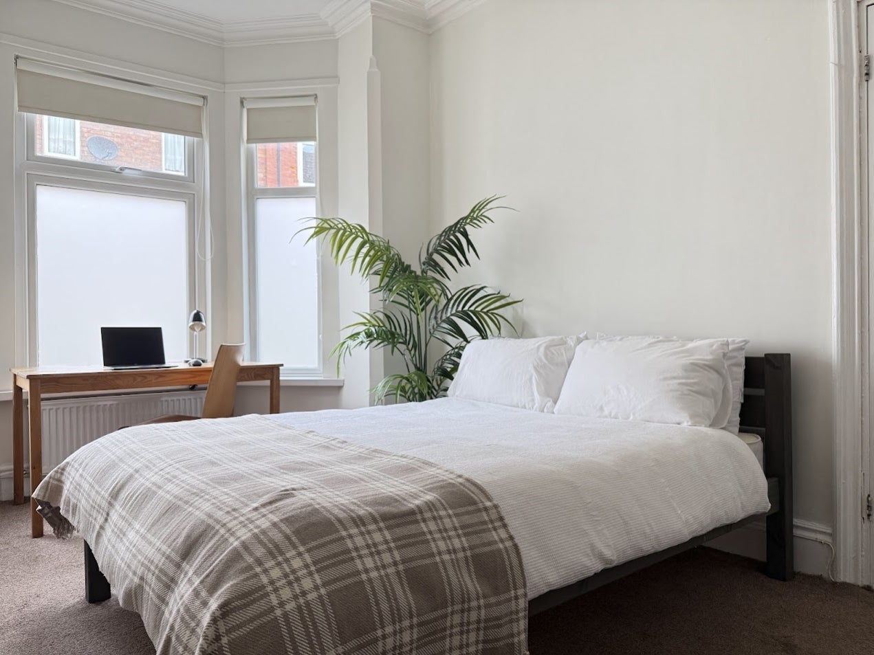 Room Tudor Grove in Nottingham