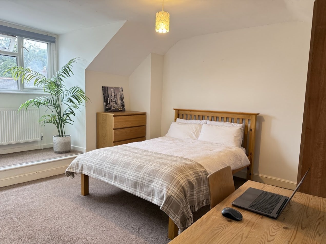 Room Tudor Grove in Nottingham
