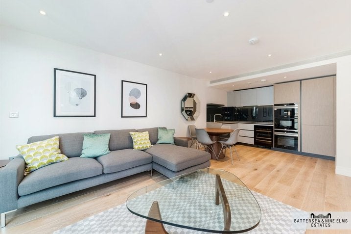 Flat Tideway Walk in Greater London