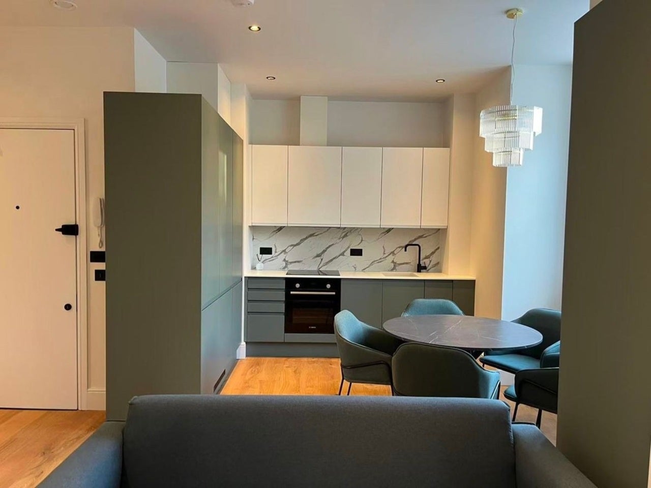Flat Rosemont Road in Greater London