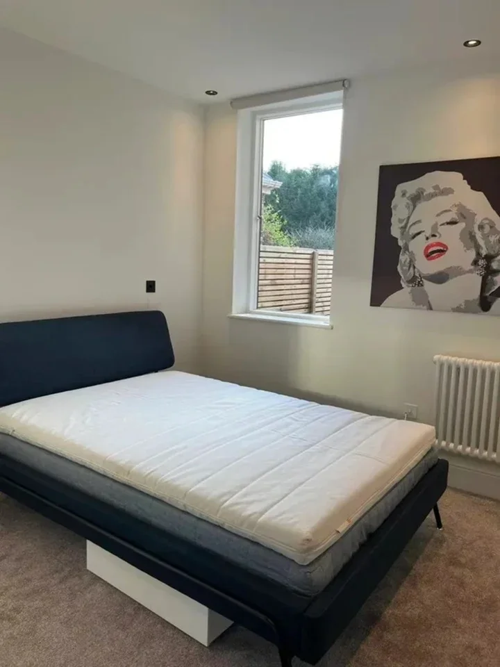 Flat Rosemont Road in Greater London