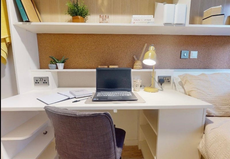 Flat Hatfields in Greater London