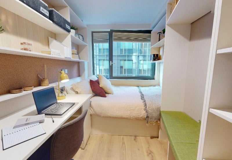 Flat Hatfields in Greater London