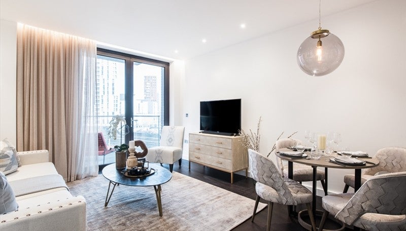 Flat Ponton Road in Greater London