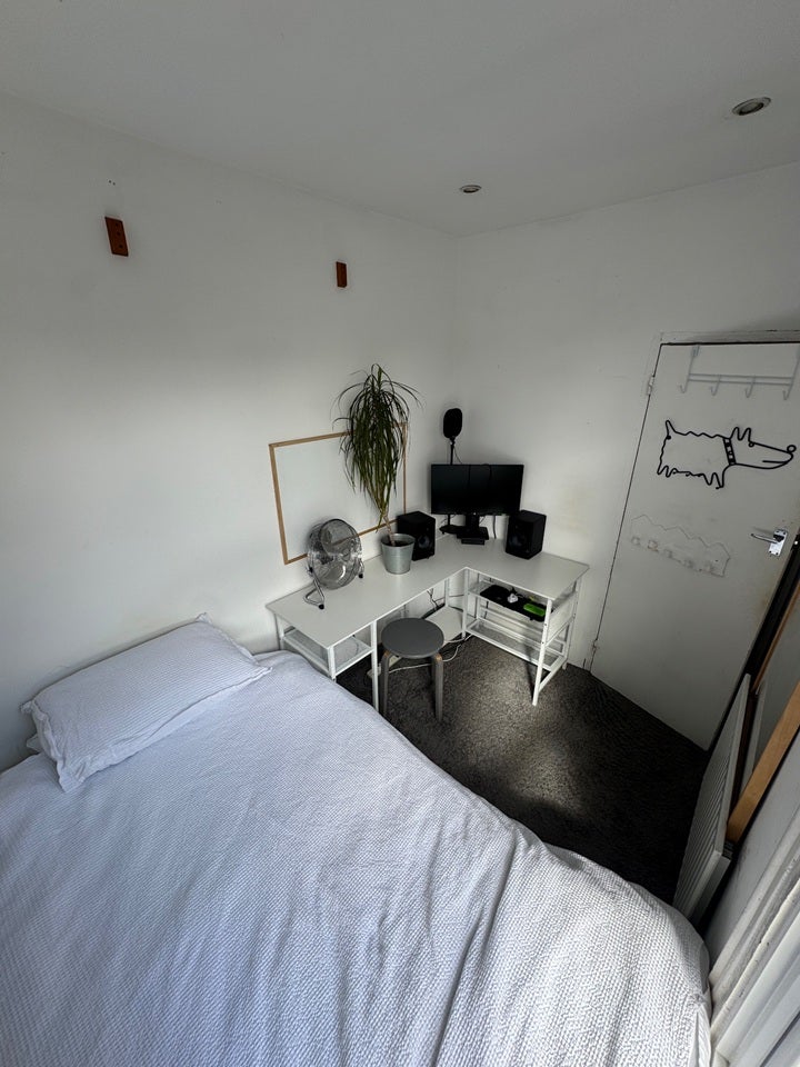 Room Acre Road in Greater London