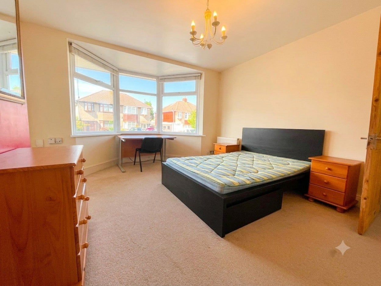 Room Conygre Road in Bristol