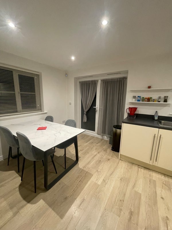 Room Beech Tree Avenue in Leeds
