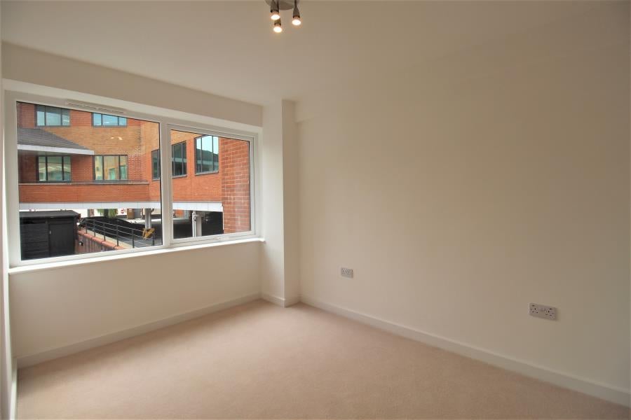 Flat Goldsworth Road in Woking