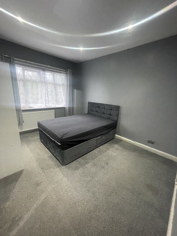 Room Haslemere Avenue in Greater London