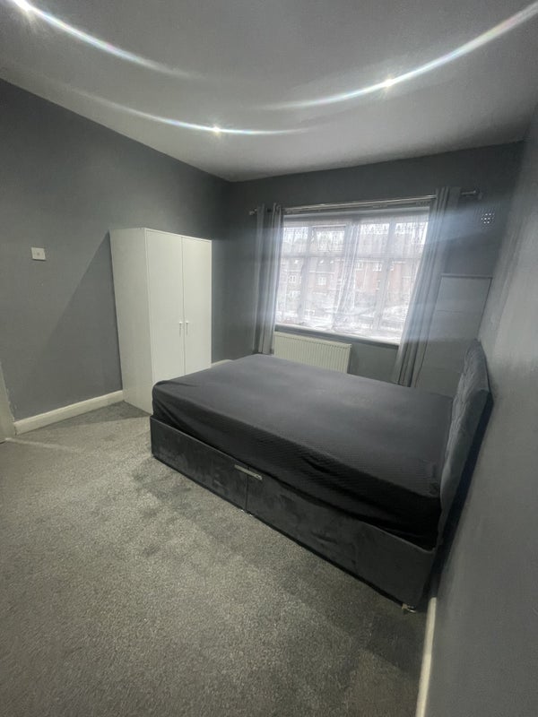 Room Haslemere Avenue in Greater London