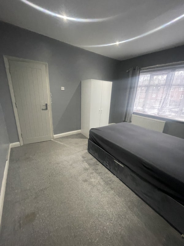 Room Haslemere Avenue in Greater London