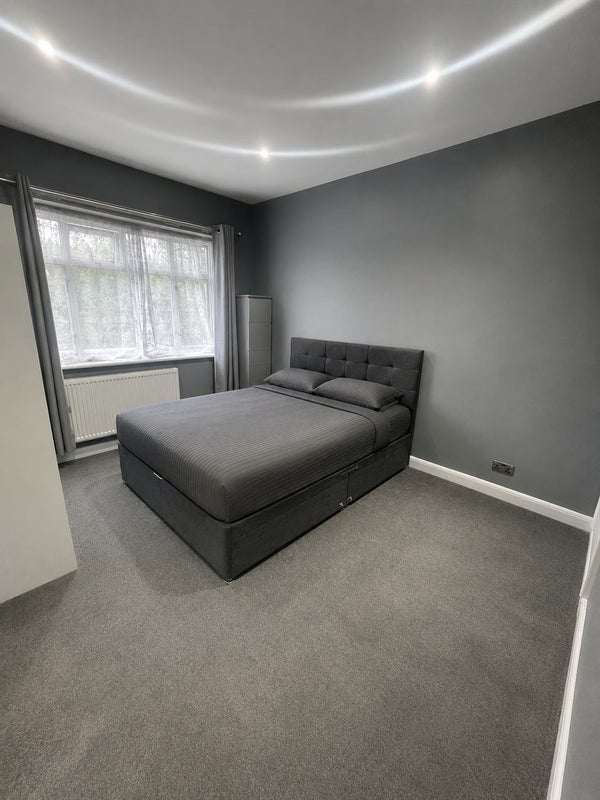 Room Haslemere Avenue in Greater London