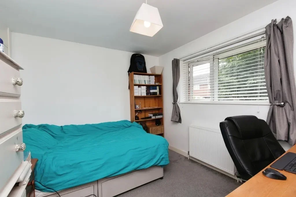 Room Oakley Road in East Hampshire
