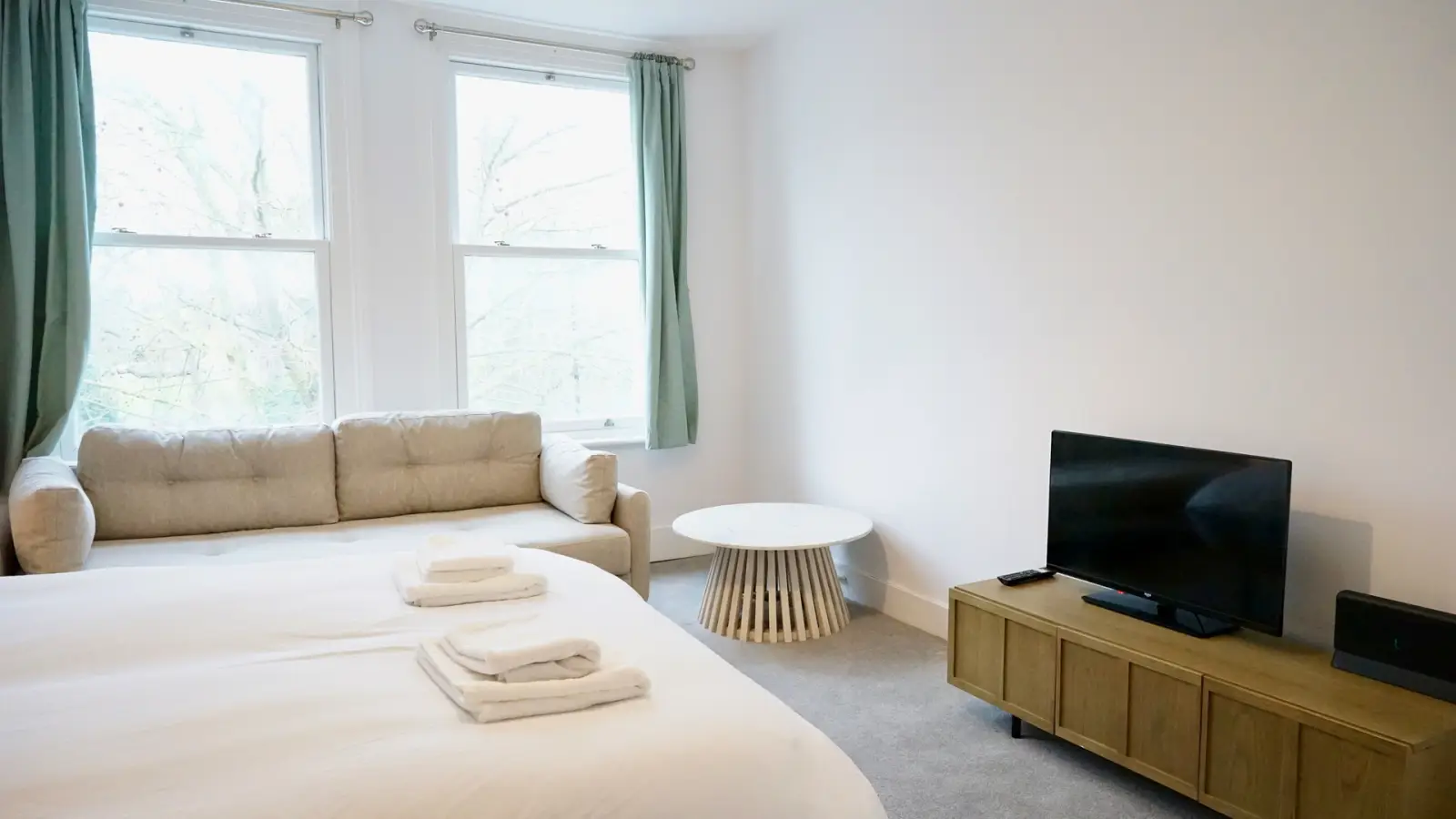 Flat Pickering Court in Greater London