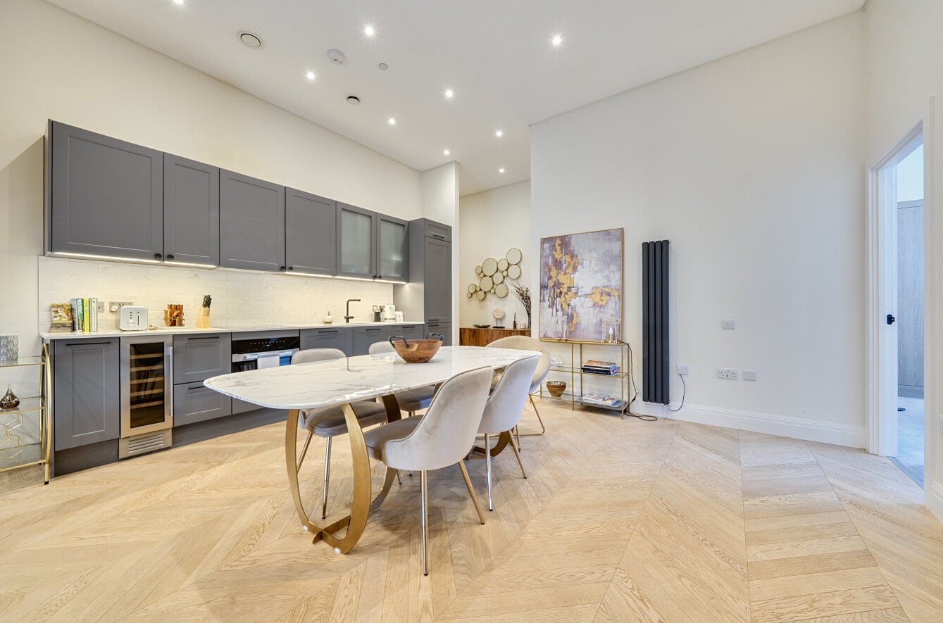 Flat Holden Road in Greater London