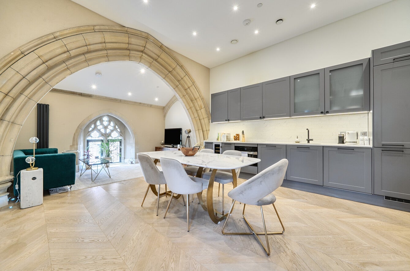 Flat Holden Road in Greater London