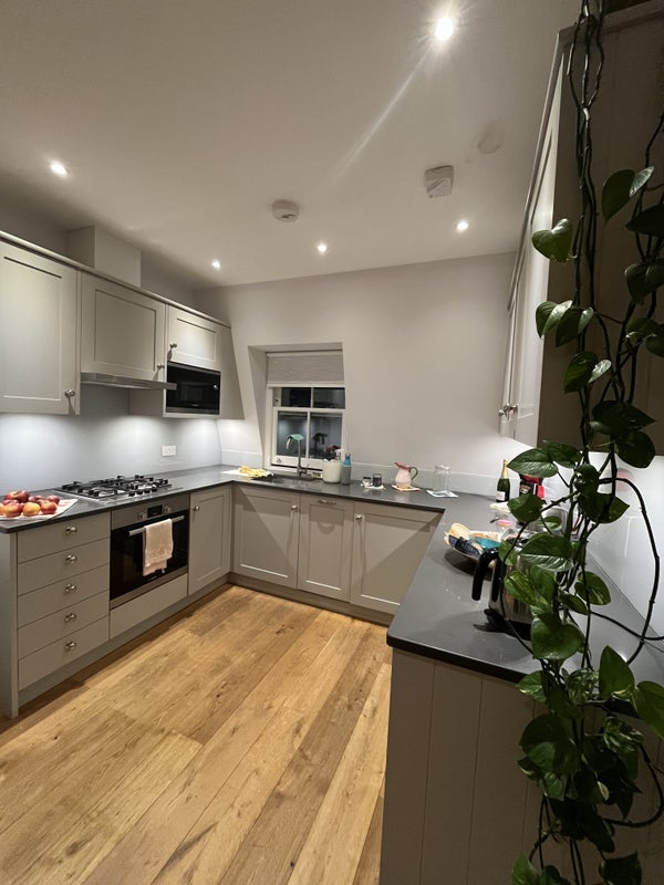 Room Chiswick High Road in Greater London
