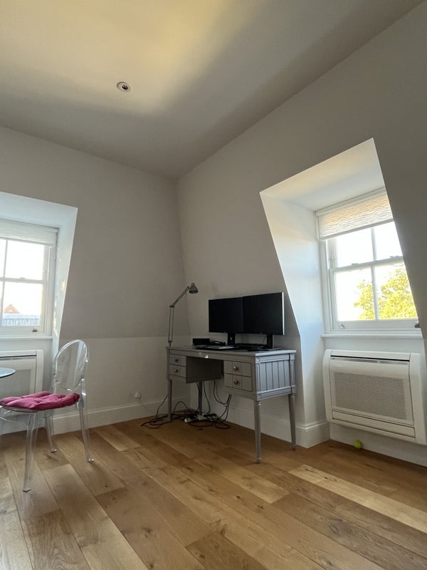 Room Chiswick High Road in Greater London