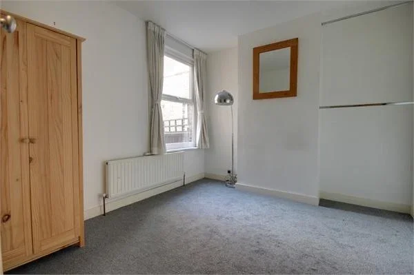 Flat Blackhorse Road in Greater London