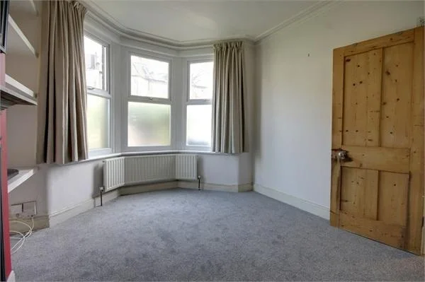 Flat Blackhorse Road in Greater London