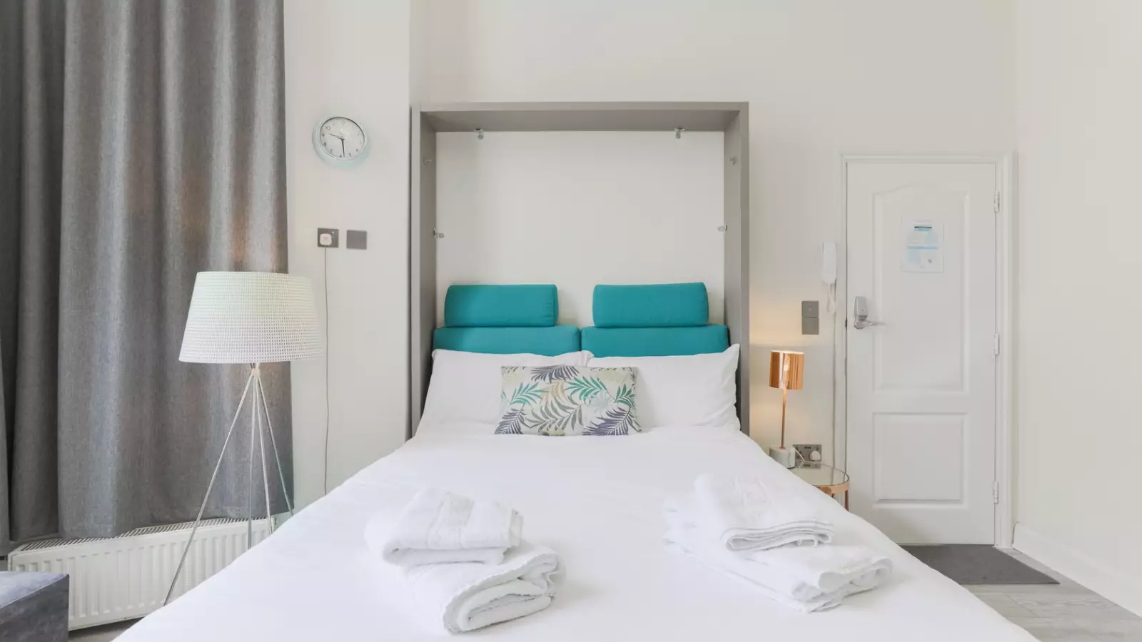 Flat Longridge Road in Greater London