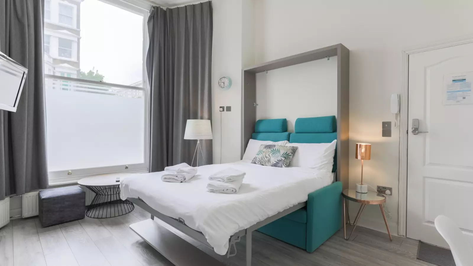 Flat Longridge Road in Greater London