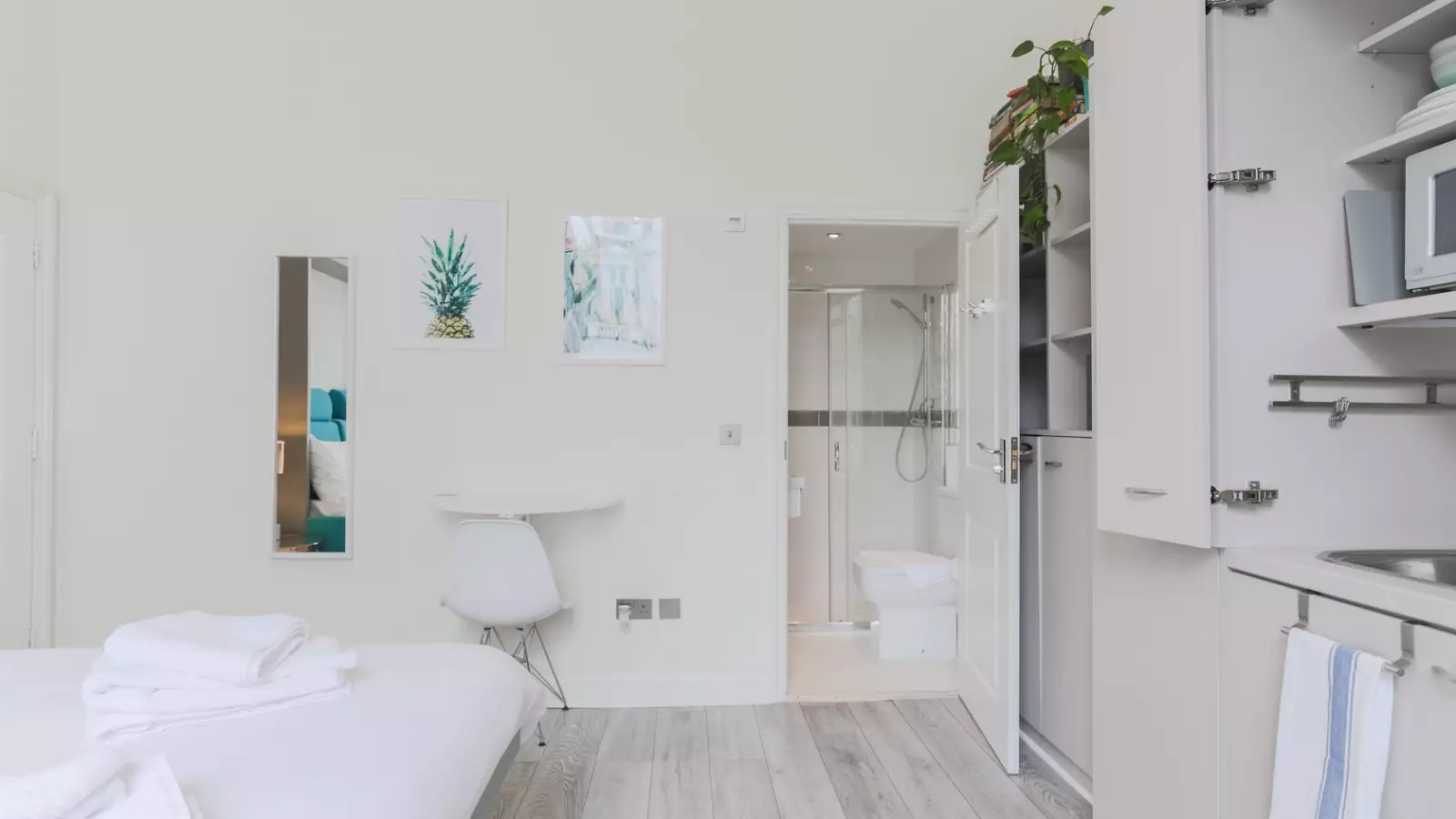 Flat Longridge Road in Greater London