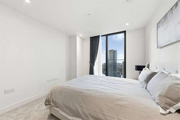 Flat South Quay Square in Greater London